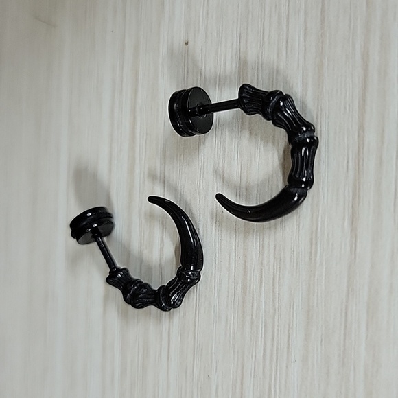 🔥LAST PAIR🔥 Raven's Claw Screw Back Earrings, unisex - Picture 5 of 7